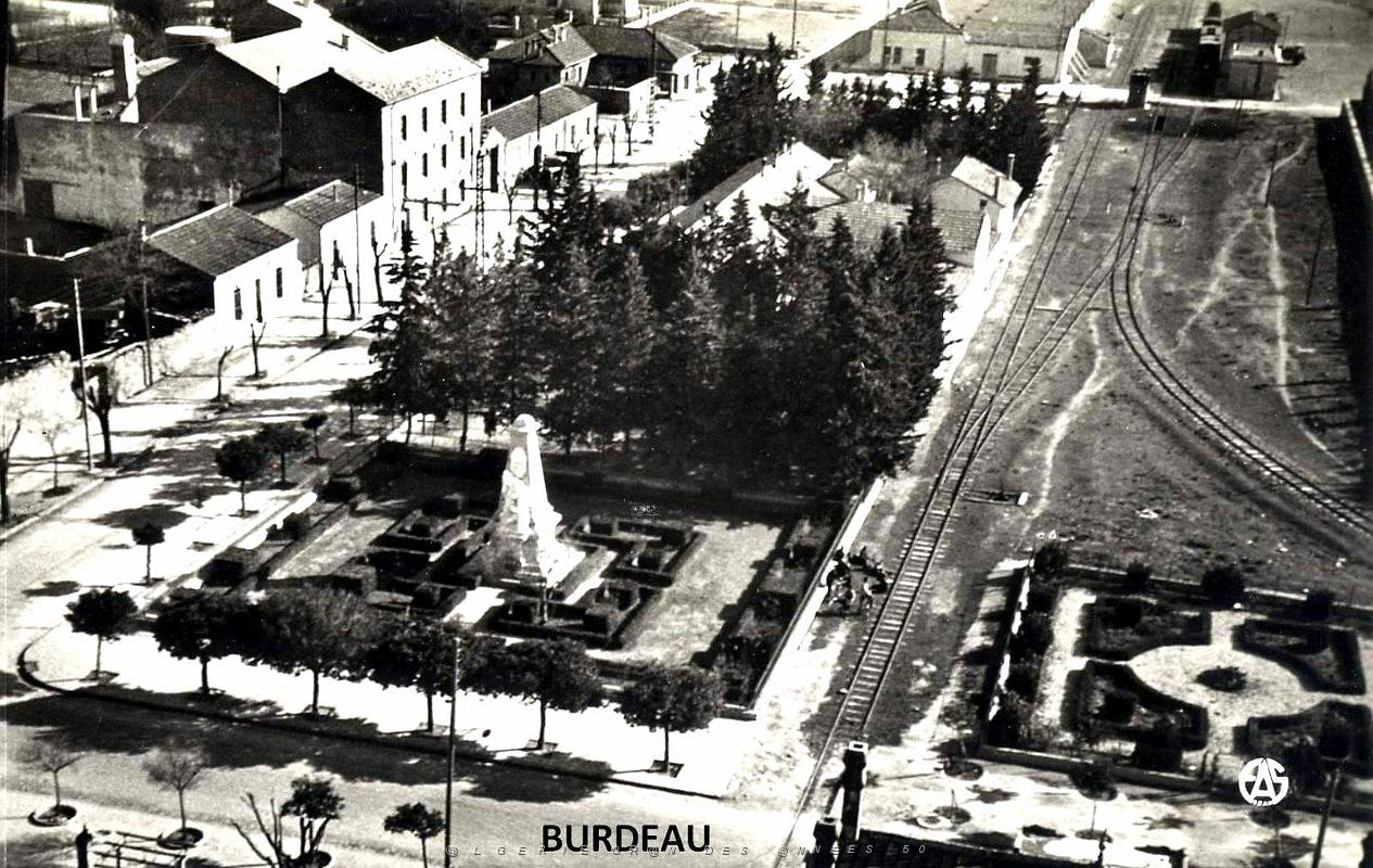 Burdeau - Place et Monument aux Morts.jpg